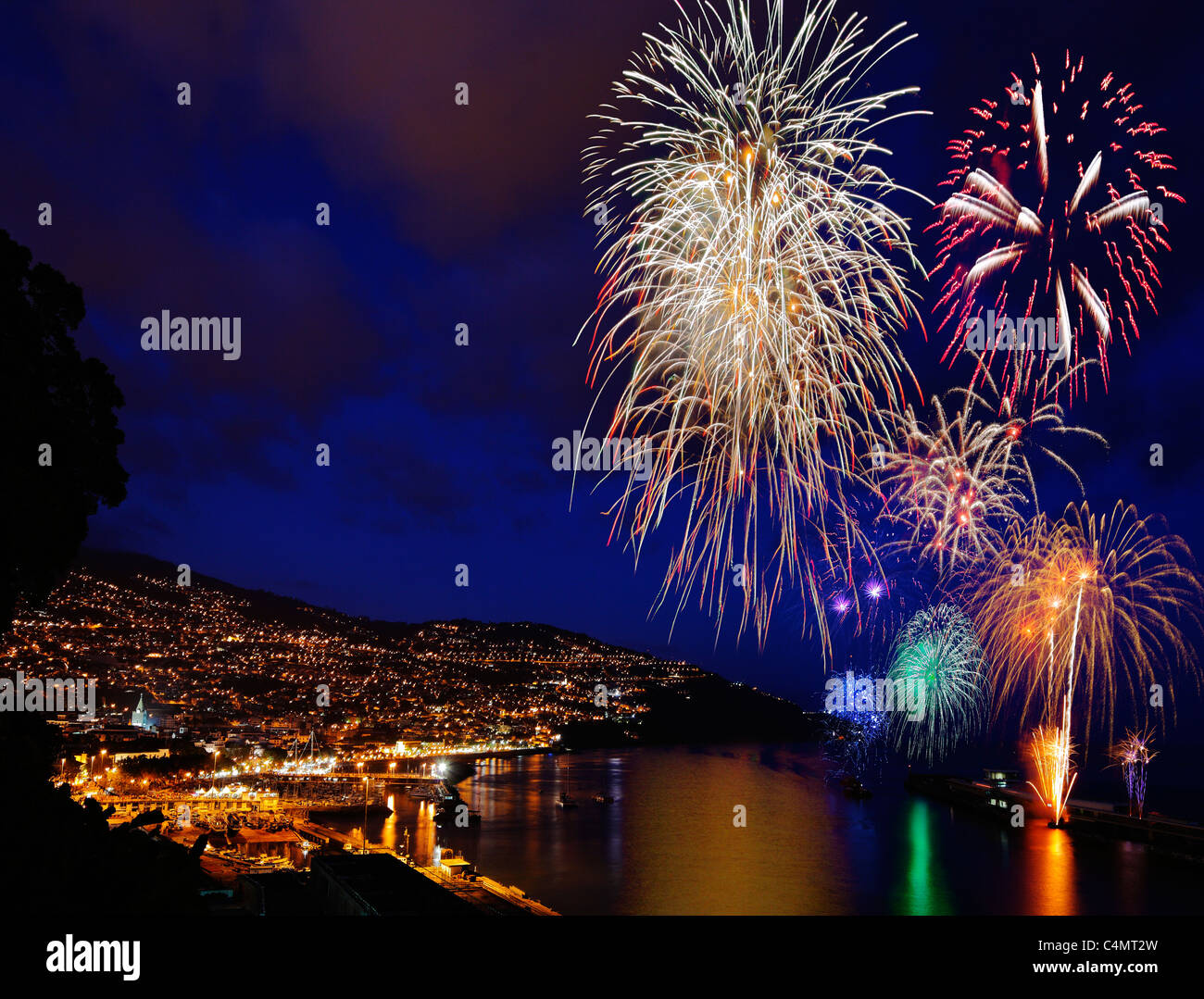Feuerwerk über dem Hafen von Funchal, Madeira. Stockfoto