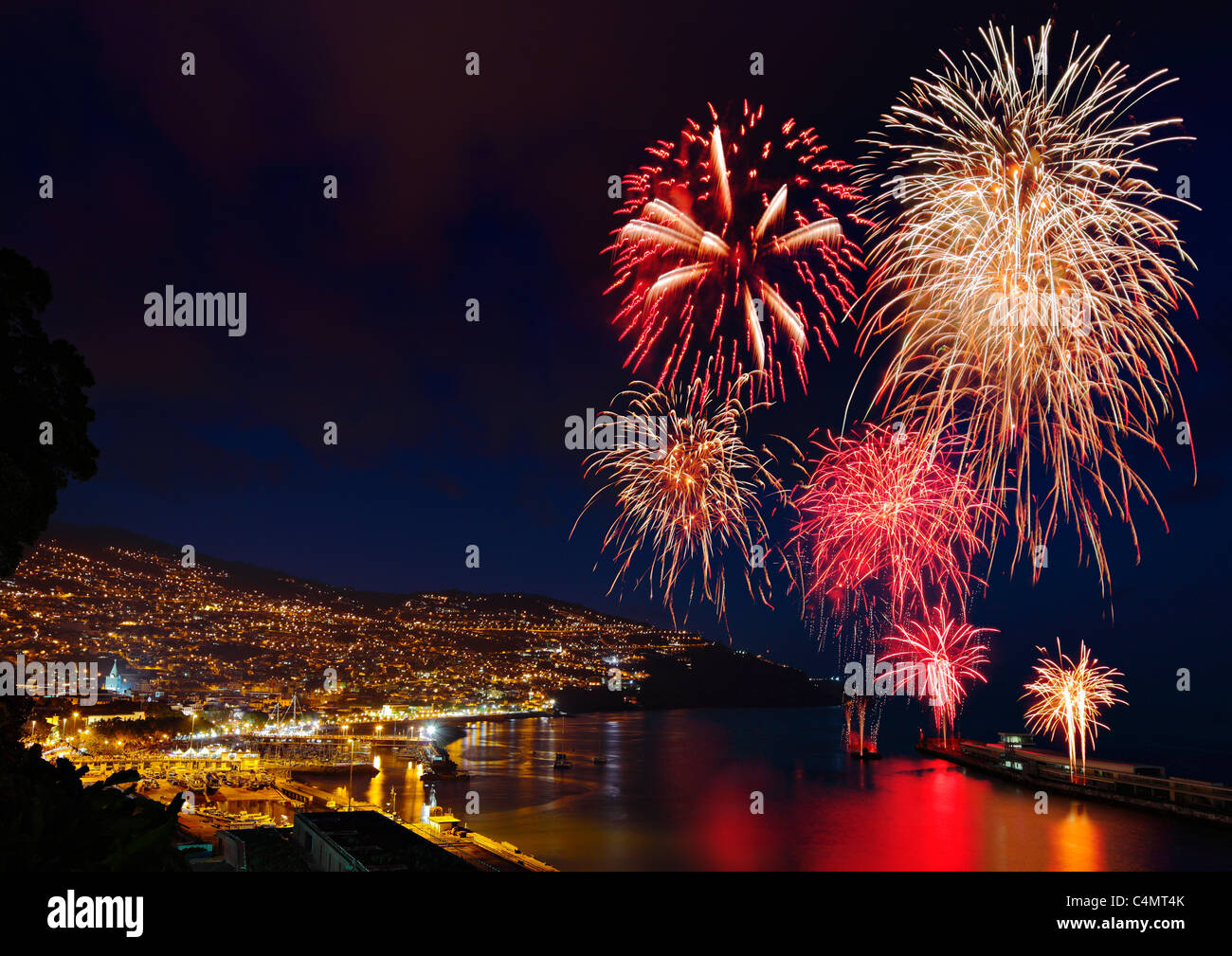 Feuerwerk über dem Hafen von Funchal, Madeira. Stockfoto