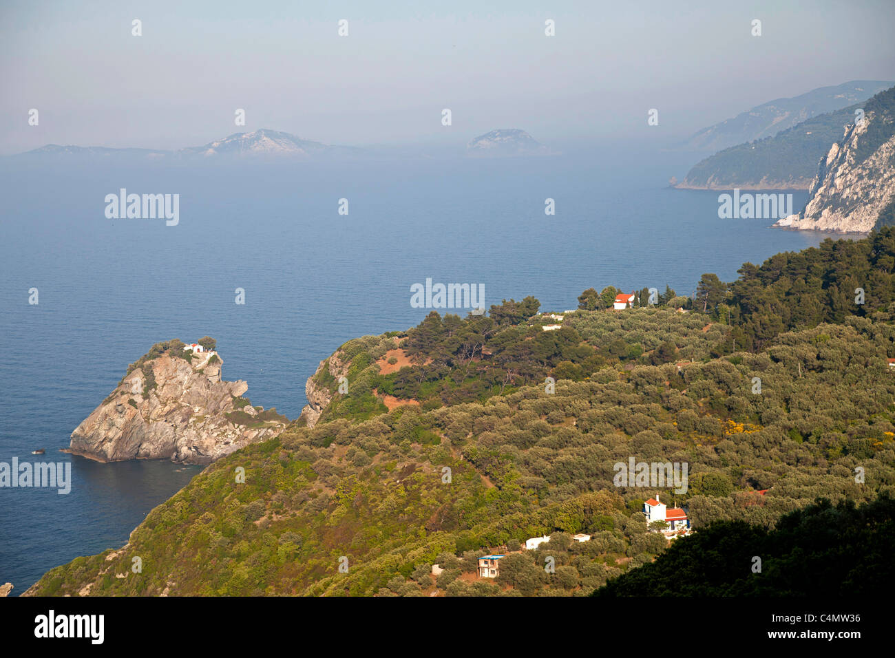 die steile eine gebirgigen Nordküste der Insel Skopelos mit Mamma Mia Kirche Agios Ioannis Sto Kastri, Skopelos Griechenland Stockfoto