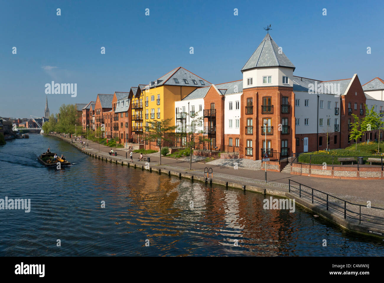 Luxuswohnungen am Flussufer entlang des Flusses Wensum in Norwich, Großbritannien Stockfoto