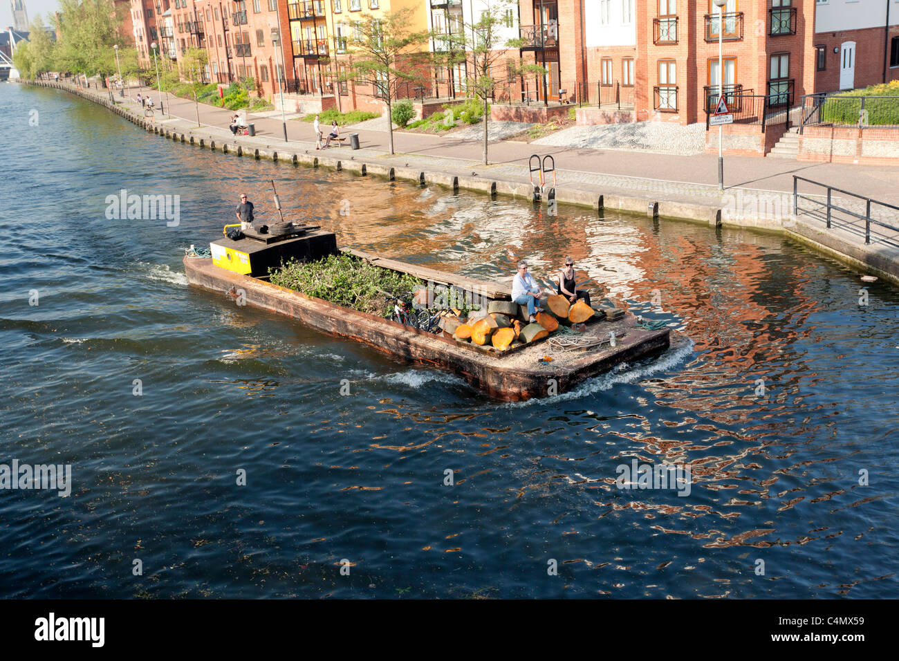 ein Lastkahn mit meldet sich der Fluss Wensum in Norwich, Großbritannien Stockfoto