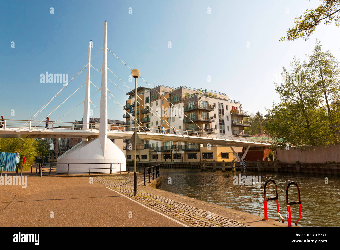 Luxuswohnungen am Flussufer entlang des Flusses Wensum in Norwich, Großbritannien Stockfoto