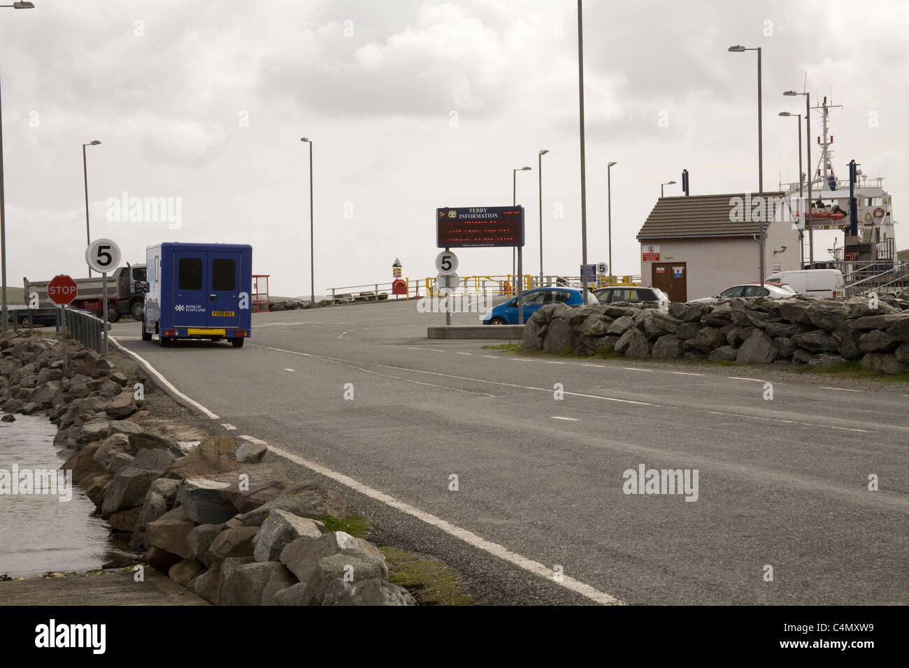 Toft Shetland Inseln Schottland Mobile Branch Bank of Scotland Schlange für die Fähre schreien Stockfoto