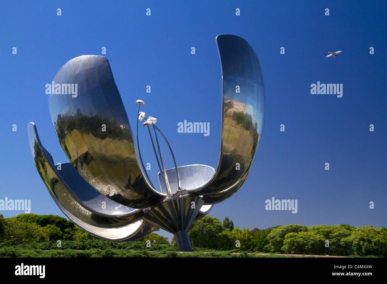 Floralis Generica ist eine Skulptur aus Stahl und Aluminium befindet sich in Plaza de Las Naciones Unidas in Buenos Aires, Argentinien. Stockfoto