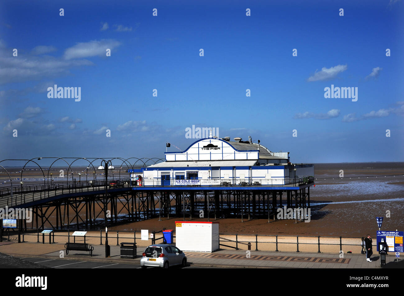 Cleethorpes Pier 39 eine traditionelle viktorianische Pier, die jetzt eine Diskothek ist Stockfoto