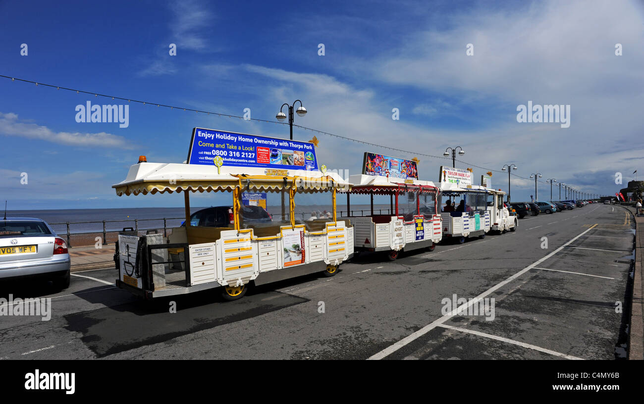 Die Zugfahrt von Cleethorpes Promenade fährt entlang der Strandpromenade Stockfoto