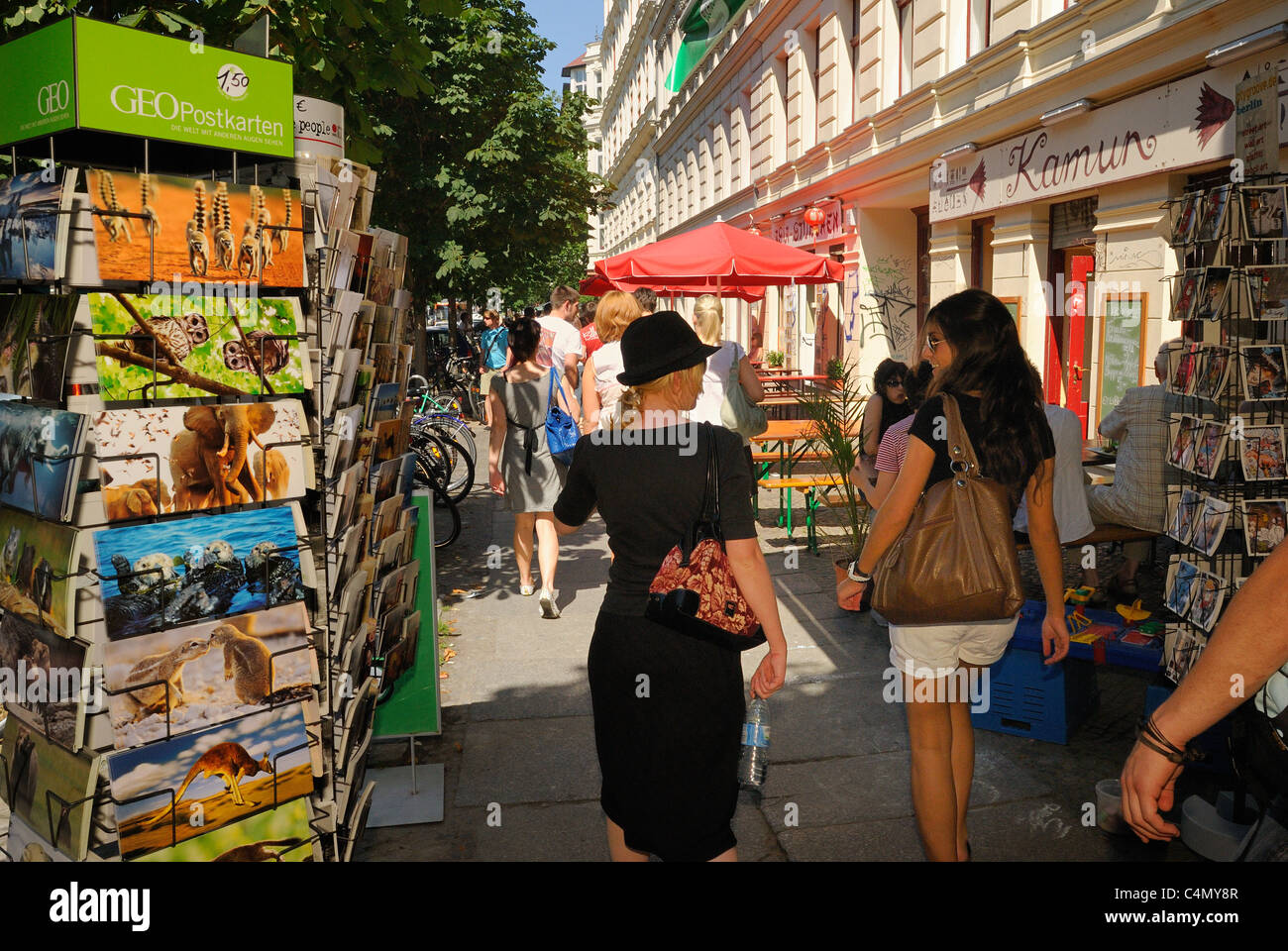 Typische Straßenszene Prenzlauer Berg. Cafés, Restaurants, Passanten. Kastanienallee, Bezirk Prenzlauer Berg, Berlin, Deutschland. Stockfoto