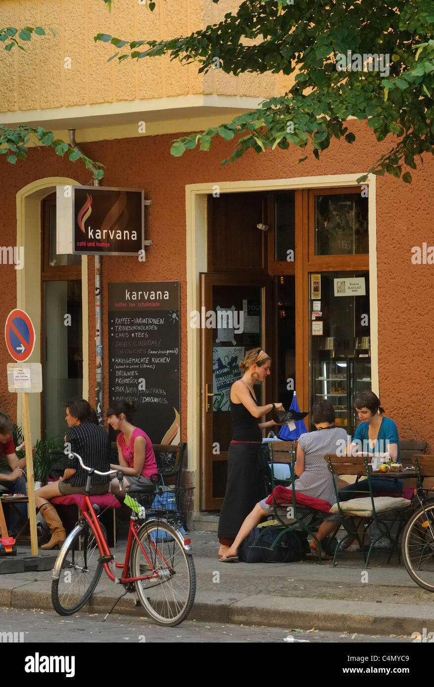 Cafe Bar Karvana nahe Simon-Dach-Straße im beliebten Bezirk Friedrichshain. Berlin. Deutschland. Europa. Stockfoto