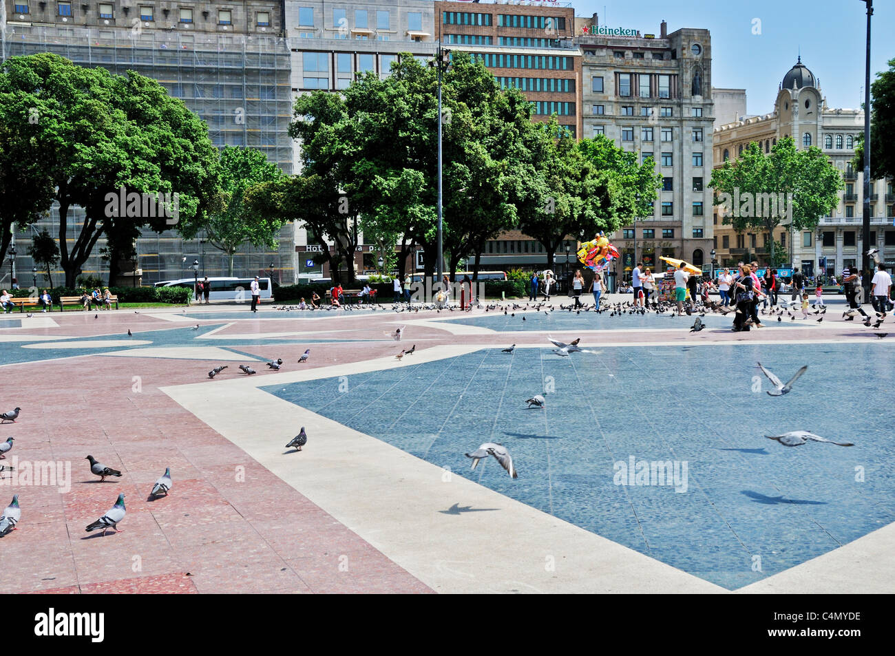 Beschäftigt Quadrat der Placa de Catalunya von monumentalen Geschäften umgeben, gilt als das Zentrum von Barcelona Stockfoto