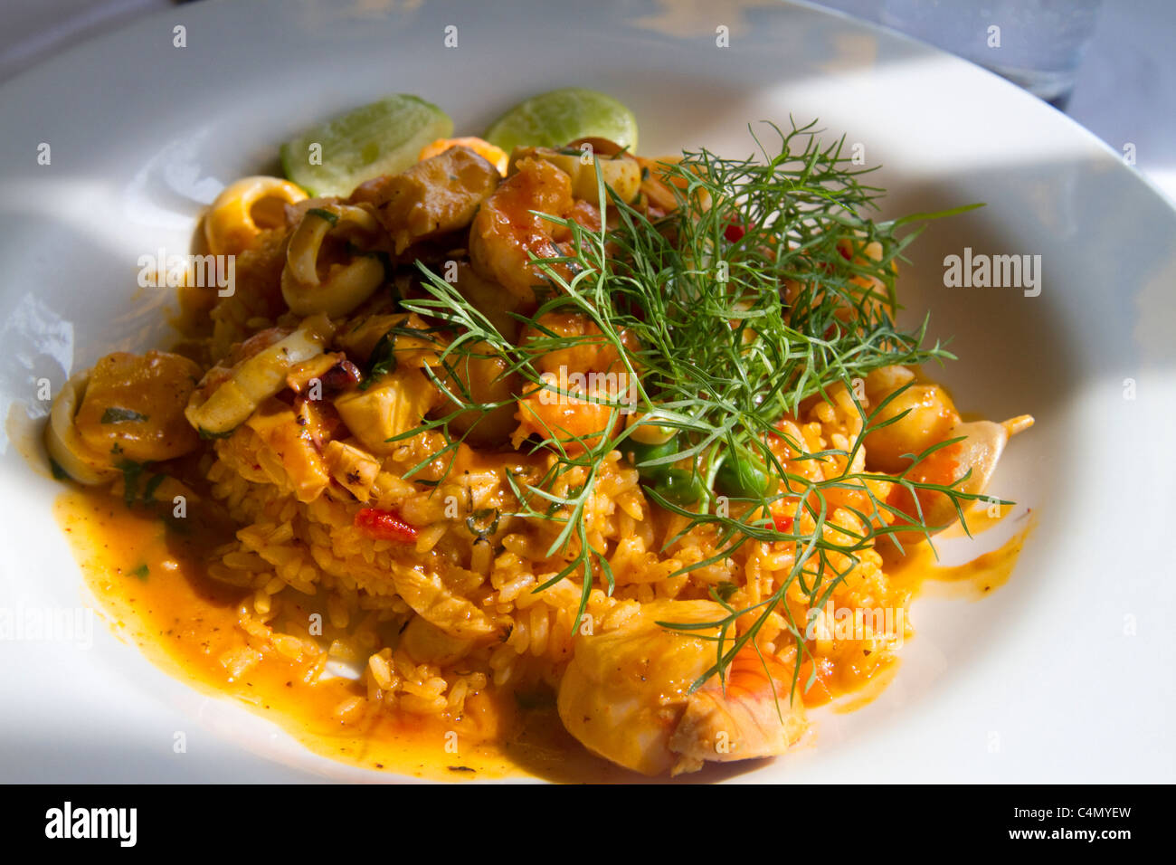 Schüssel mit Meeresfrüchte Paella im Restaurant La Rosa Nautica in Lima, Peru. Stockfoto