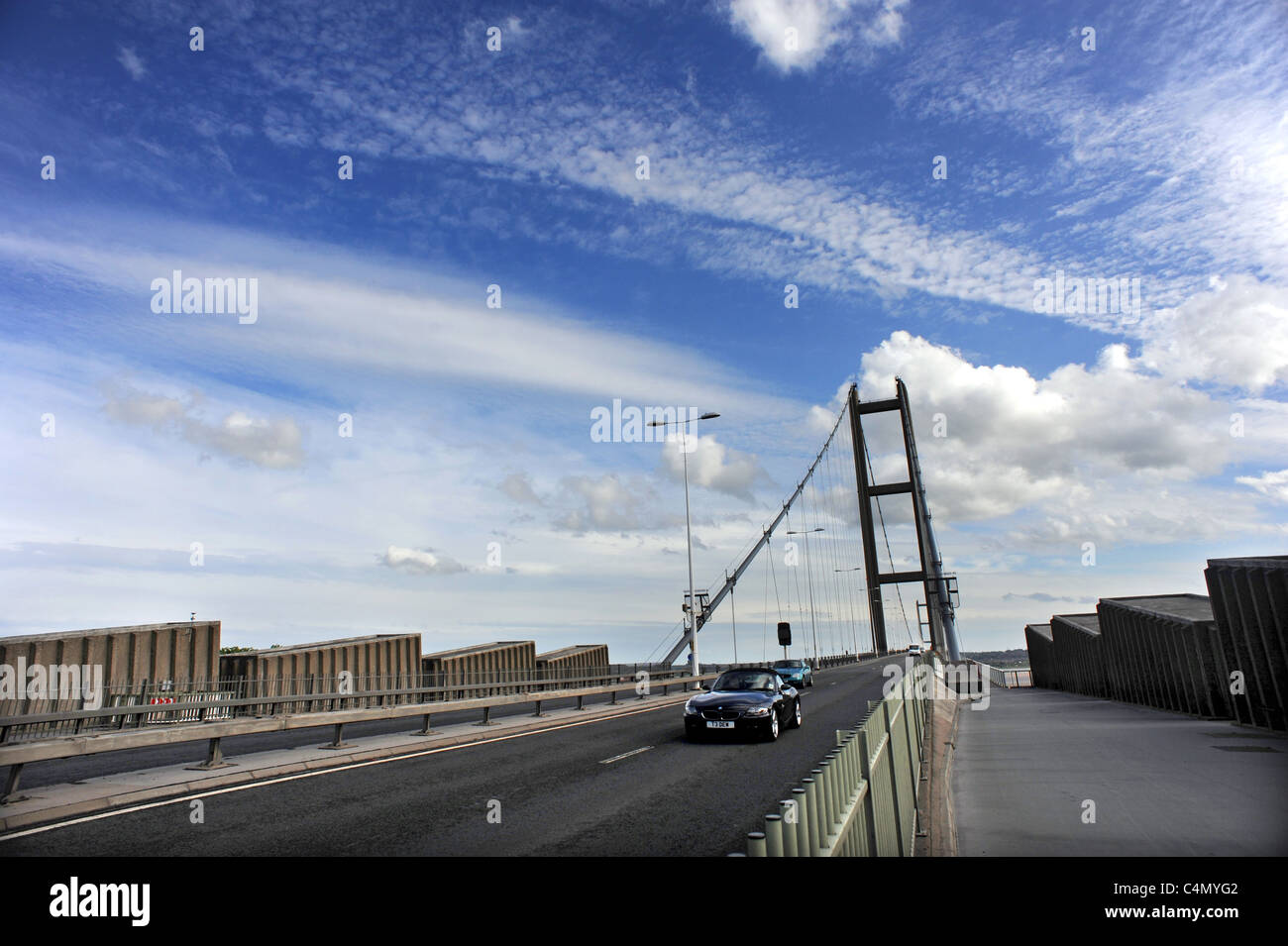 Autos Reisen über die Humber-Brücke die 5. größte Single span Hängebrücke der Welt, vom Nordufer am Hessle Stockfoto