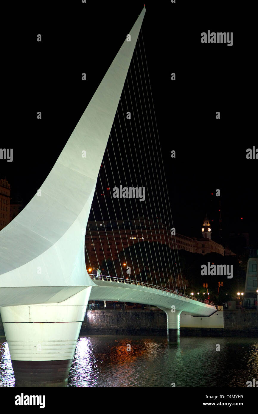 Die Puente De La Mujer Fußgängerbrücke in der Nacht im Stadtteil Puerto Madero in Buenos Aires, Argentinien. Stockfoto