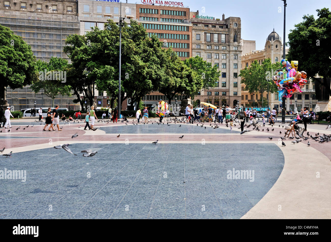 Beschäftigt Quadrat der Placa de Catalunya von monumentalen Geschäften umgeben, gilt als das Zentrum von Barcelona Stockfoto