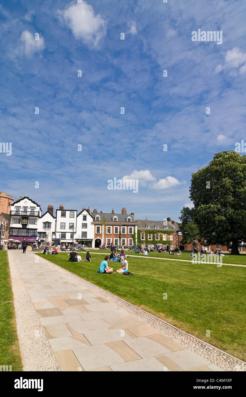 Vertikale Weitwinkelaufnahme des Exeter Cathderal Hof oder grün, folgende Sanierung, an einem sonnigen Tag. Stockfoto