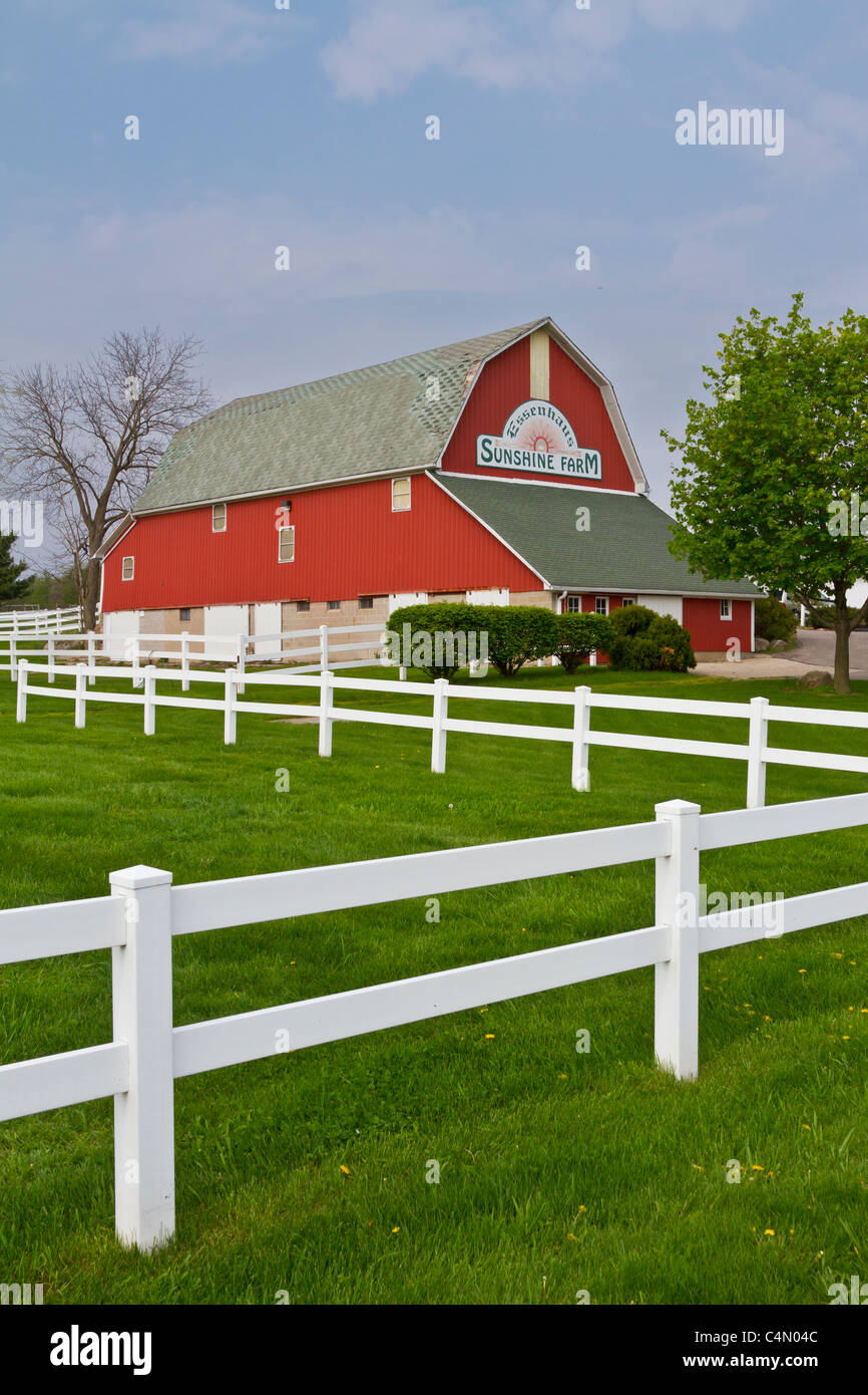 Eine rote Scheune an der Sunshine Farm und Essenhaus in Middlebury, Indiana, USA. Stockfoto
