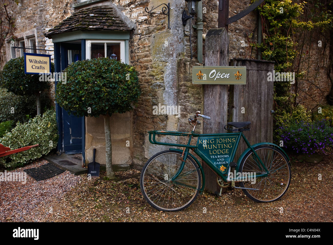 Ein altes Fahrrad außerhalb von König Johann Jagdschloss im Dorf Lacock in Wiltshire. Stockfoto