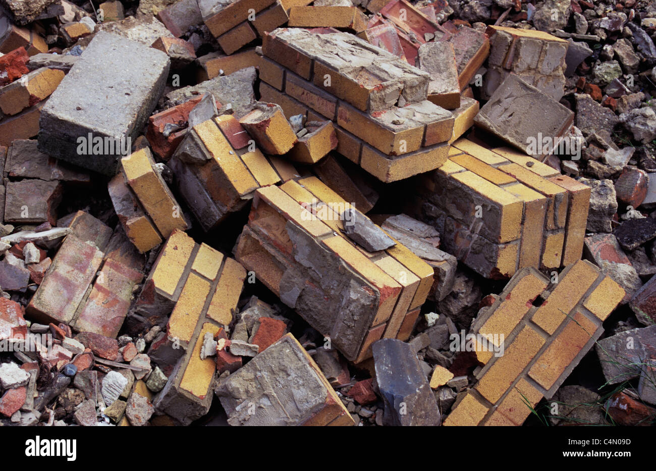 Detail der abgerissenen Gebäude mit Klumpen von Beton und Bauschutt und gelben Ziegeln von die viele zementierte, andere bleiben Stockfoto