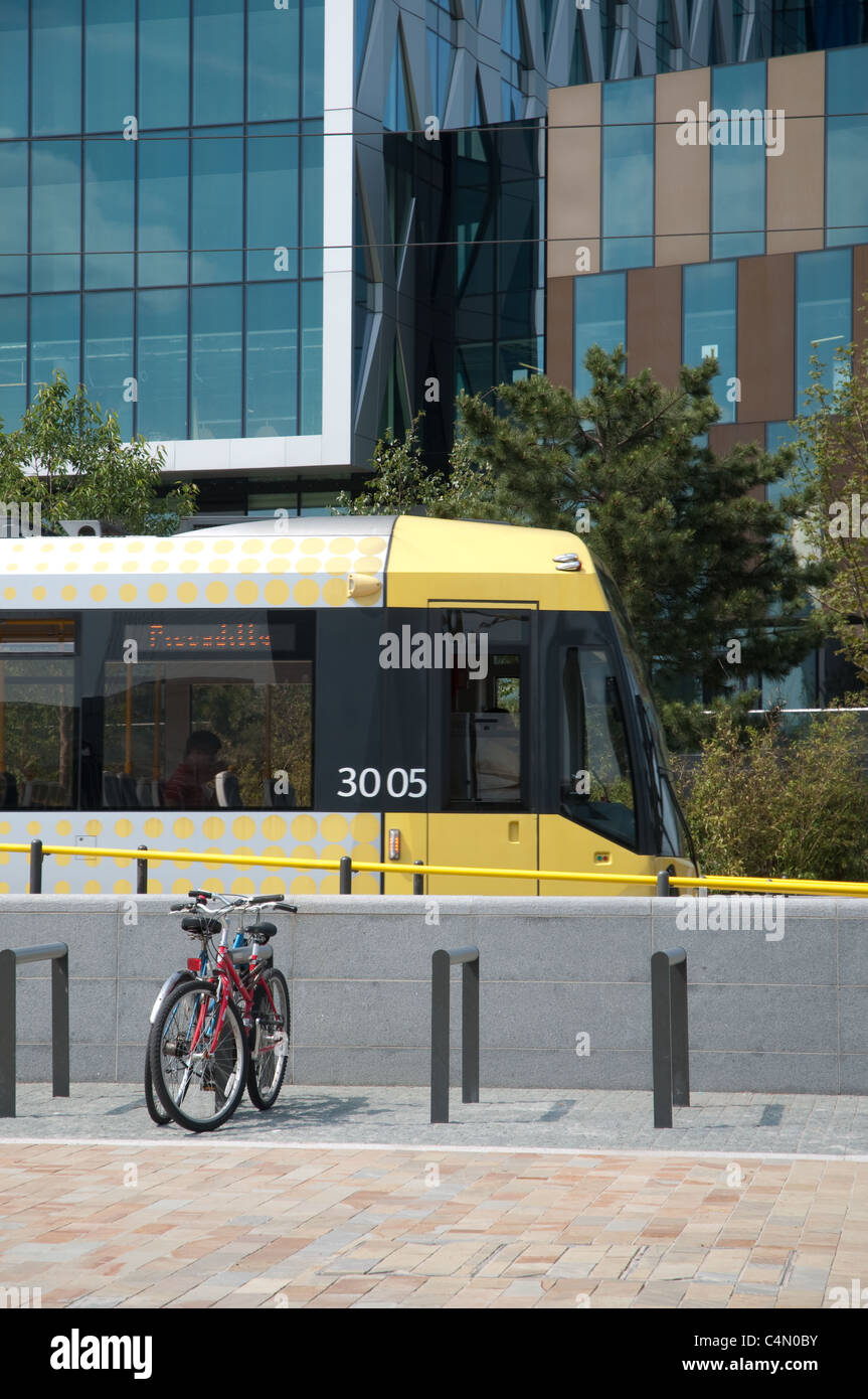 Metrolink Straßenbahn an der Media City UK, Salford Quays. Stockfoto