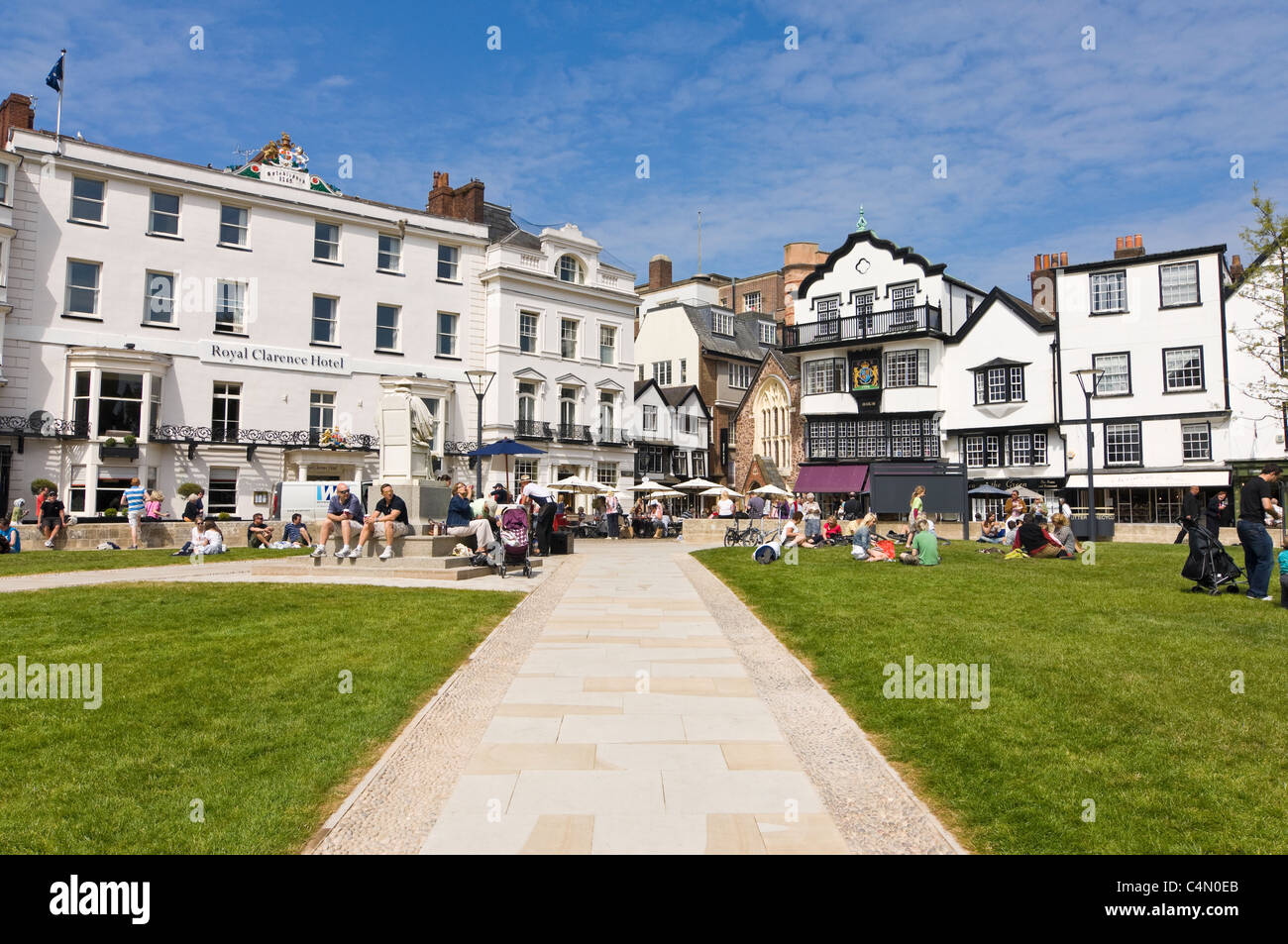 Horizontale Weitwinkelaufnahme des Exeter Cathderal Hof oder grün, folgende Sanierung, an einem sonnigen Tag. Stockfoto