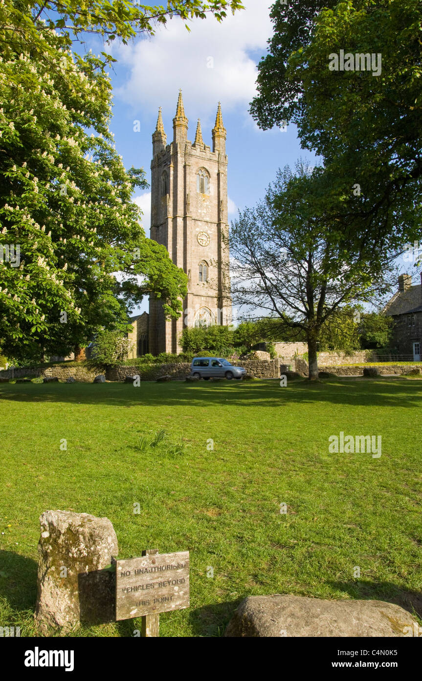 Horizontale Weitwinkelaufnahme der St. Pancras Church, auch bekannt als "Kathedrale der Mauren" auf Widecombe Green in Widecombe-in-the-Moor. Stockfoto