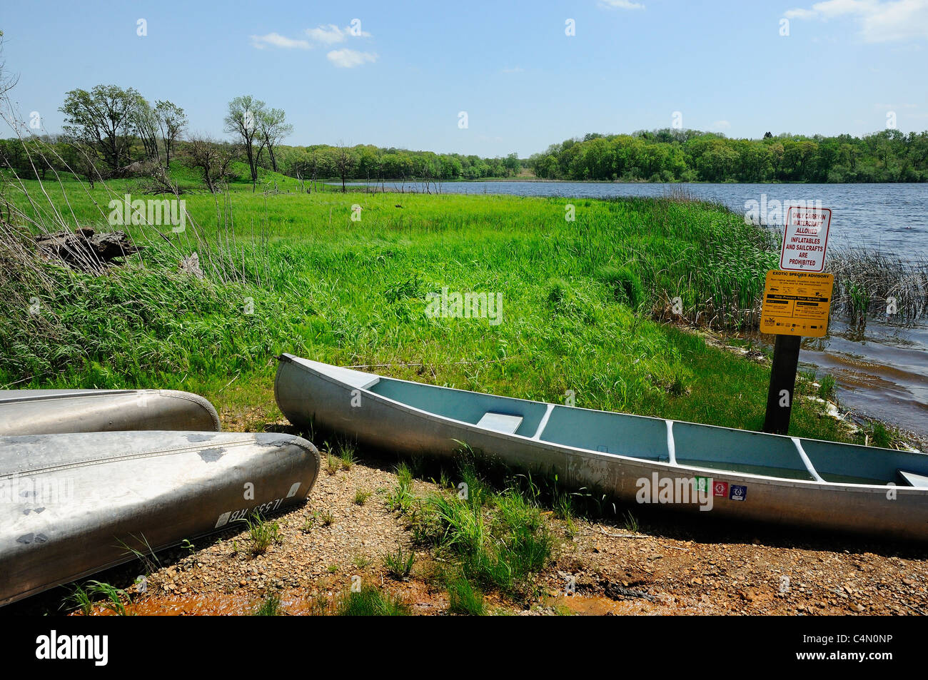 Vermietung Kanus zog onshore an See Defiance ist einem eiszeitlichen Moor See am Moraine Hills State Park in McHenry, Illinois, USA. Stockfoto