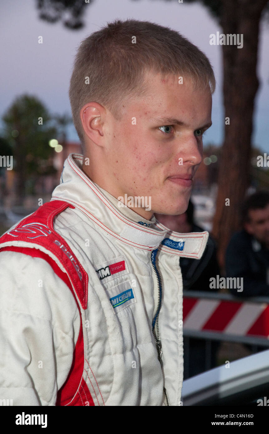 Olbia, Sardinien, Italien: Estnische SWRC Fahrer Ott Tänak aus vor der Startzeremonie des Rally d ' Italia Sardegna 2011. Stockfoto