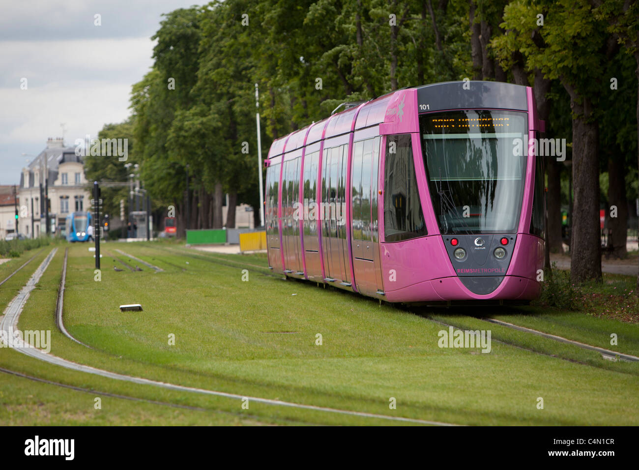 Straßenbahn durch die Stadt Reims in Frankreich Stockfoto