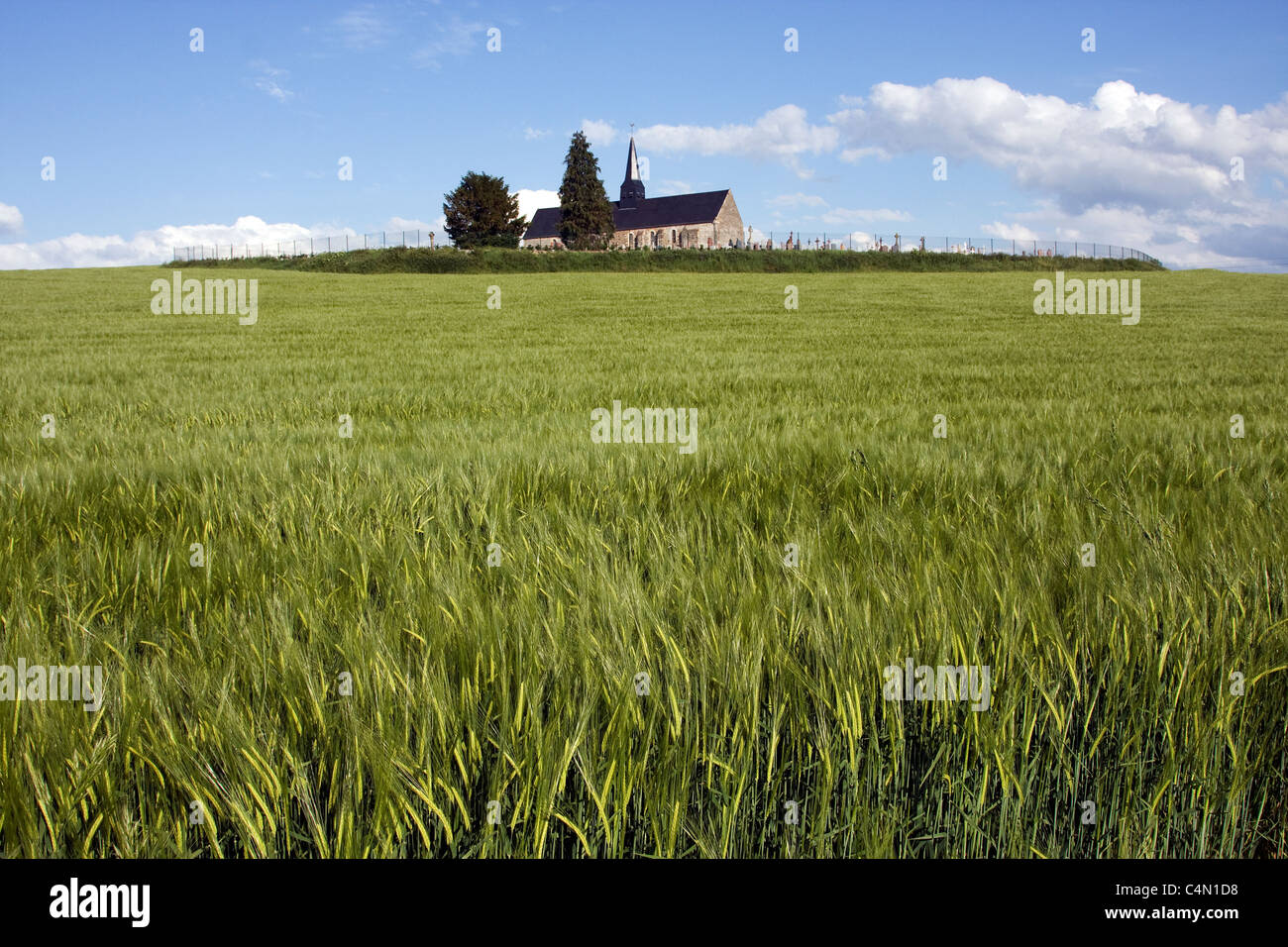 Kirche auf einem Hügel, Suisse Normande. Stockfoto