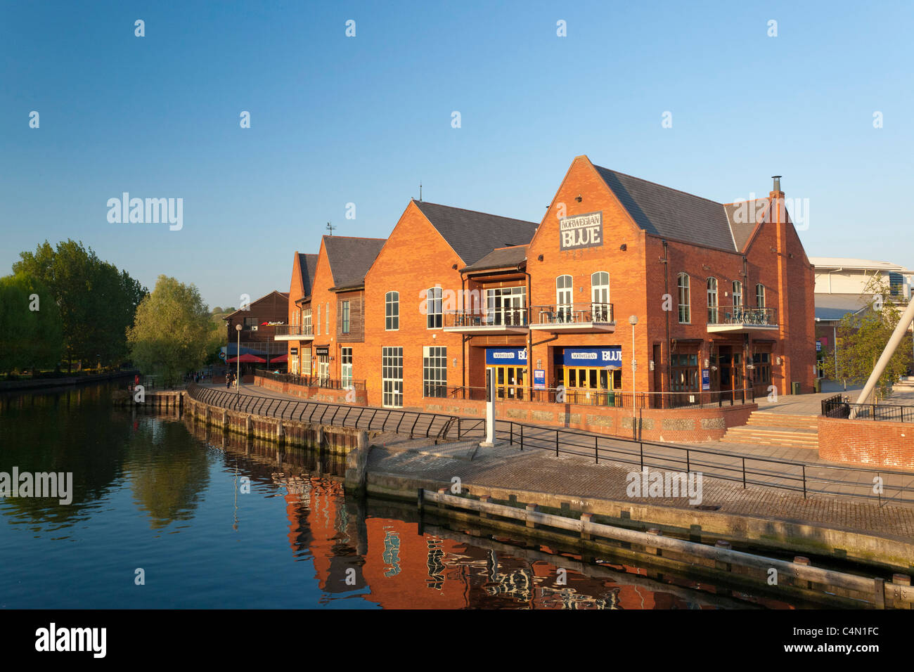 Norwegische blaue Pub in Norwich, England entlang des Flusses Wensum Stockfoto