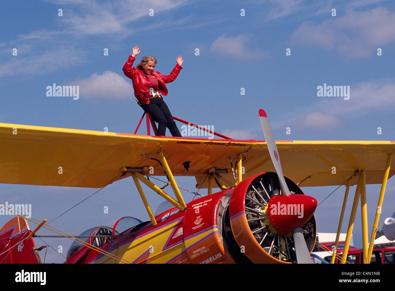 Wingwalker (Teresa Stokes) Wingwalking auf Gene Soucys Doppeldecker "Showcat" in Abbotsford Airshow, BC, Britisch-Kolumbien, Kanada Stockfoto