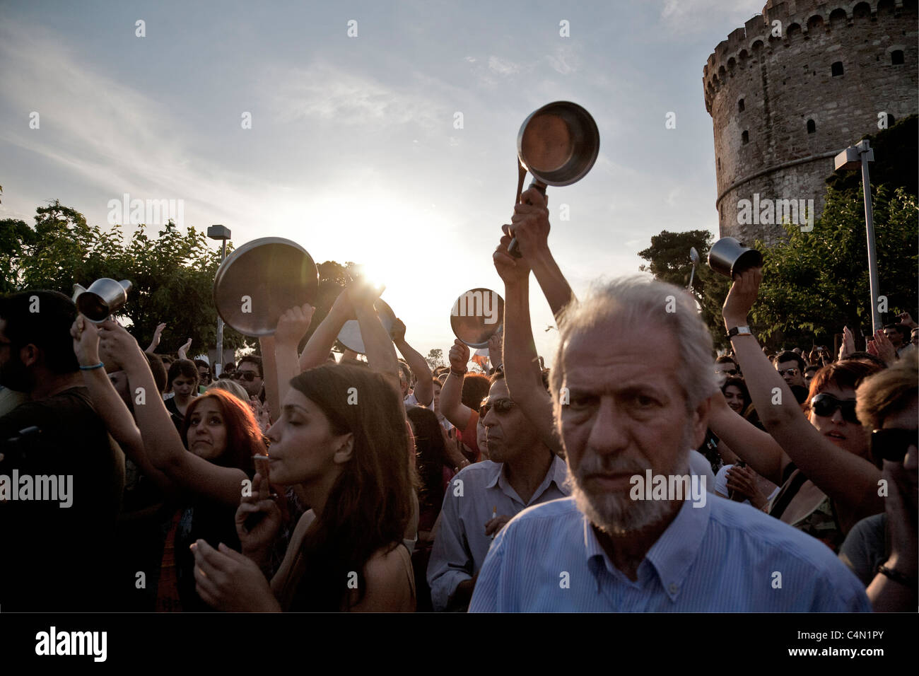 Demonstranten schreien und versuchen, in jeder Weise Hämmern Töpfe und Pfannen Lärm zu machen. Thessaloniki, Griechenland. Stockfoto