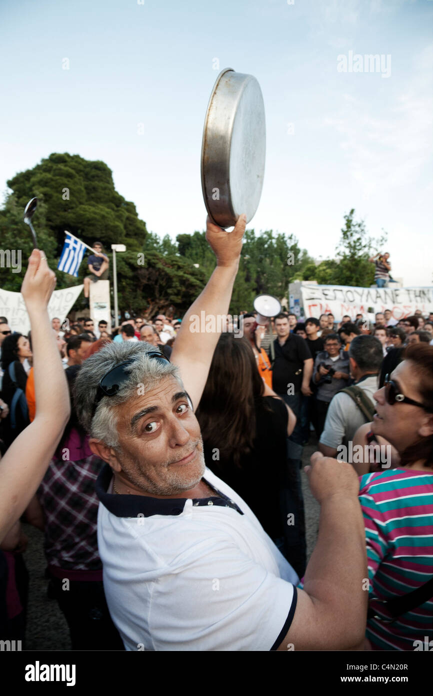 Demonstranten schreien und versuchen, in jeder Weise Hämmern Töpfe und Pfannen Lärm zu machen. Stockfoto