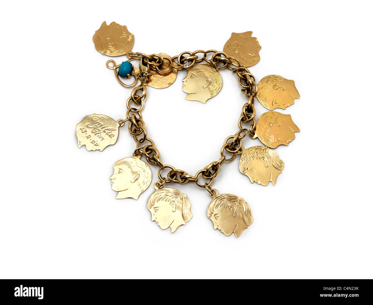 Gold Charm Armband mit Namen der Enkelkinder auf die Reize Stockfoto