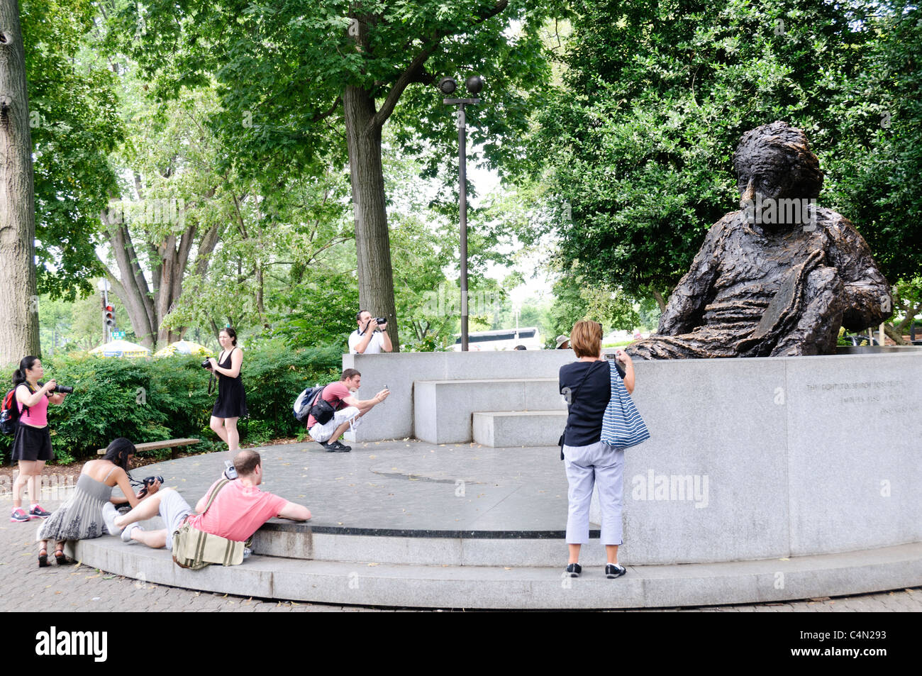 Albert Einstein Memorial Statue Washington DC // WASHINGTON DC – die Albert Einstein Memorial Statue befindet sich auf dem Gelände der National Academy of Sciences neben der National Mall. Die 12 Fuß hohe Bronzeskulptur von Robert Berks wurde 1979 anlässlich des hundertjährigen Geburtstages Einsteins enthüllt. Die Gedenkstätte zeigt Einstein, der Schriften mit mathematischen Gleichungen hält, die seine bedeutendsten wissenschaftlichen Beiträge repräsentieren. Stockfoto