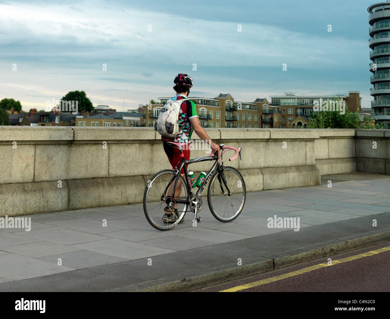 Putney London England Radfahrer zu Fuß mit seinem Fahrrad auf Putney Bridge Stockfoto