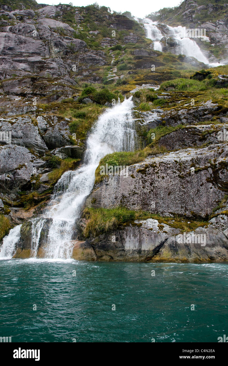 Abfluss aus einem schmelzenden Gletscher in den chilenischen Fjorden in Südamerika. Stockfoto