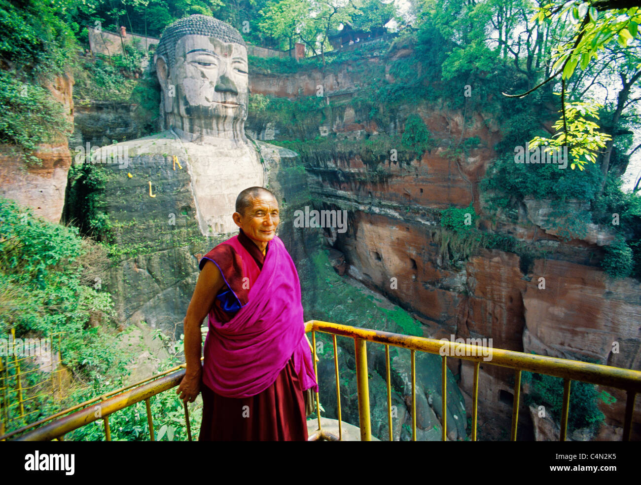 Buddhistischer Mönch an der Riesenbuddha von Leshan in der Provinz Sichuan Stockfoto