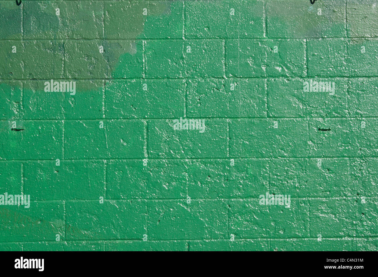 grüne Mauer, die mit aus Grüntönen Deckung Grafitti vertuscht worden. Stockfoto