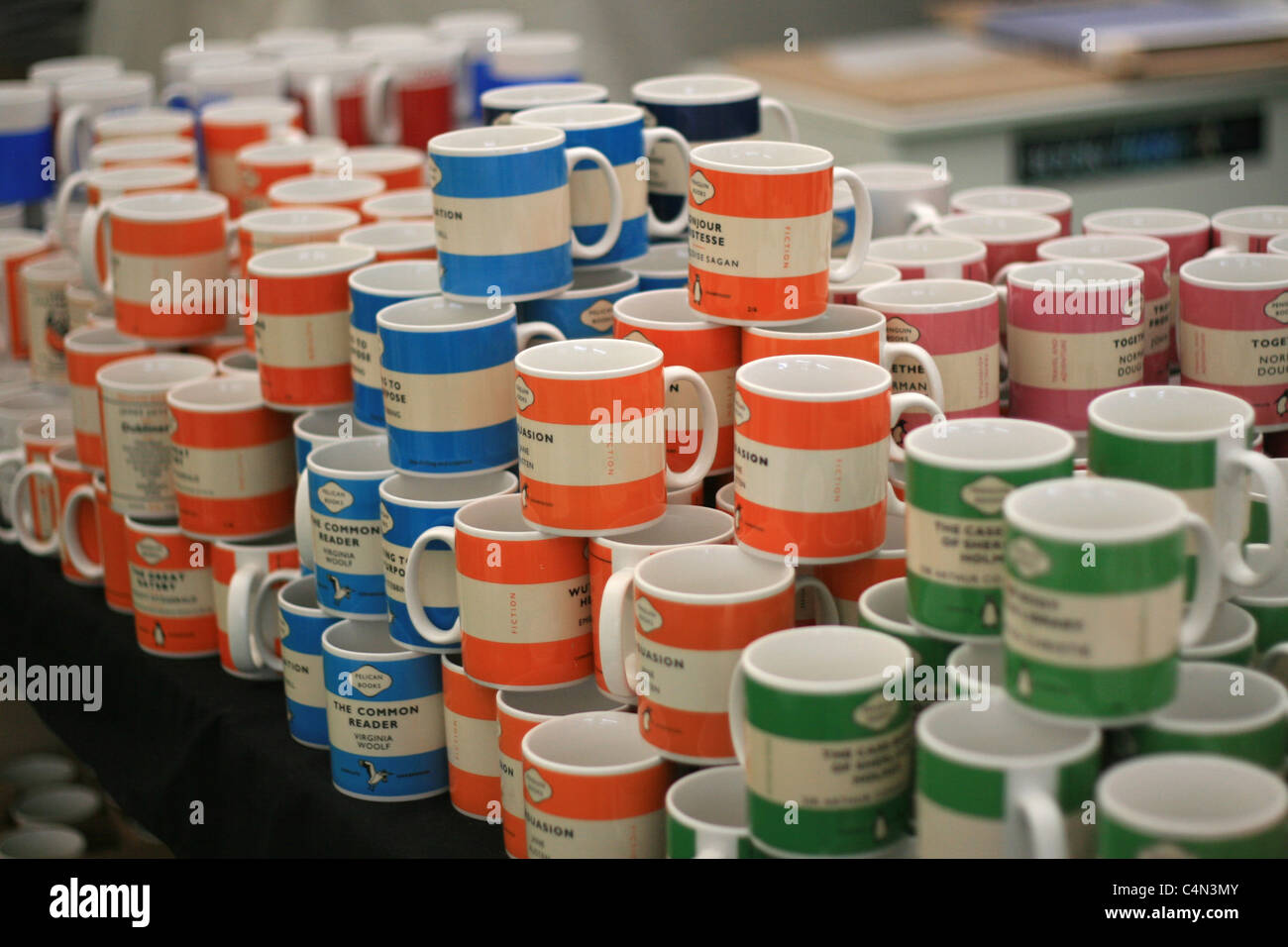 Tassen für Verkauf im Pinguin-Shop, Heu Literaturtagen, Mai 2011 Stockfoto