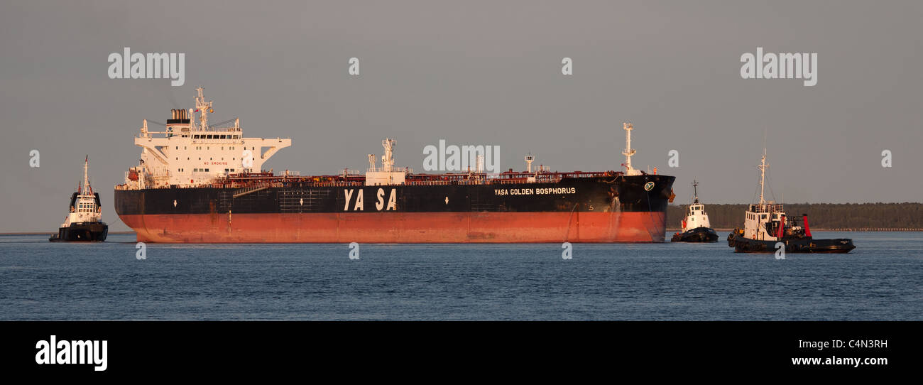Öl-Tanker von Schleppern in die Mündung des Tay erfüllt Stockfoto