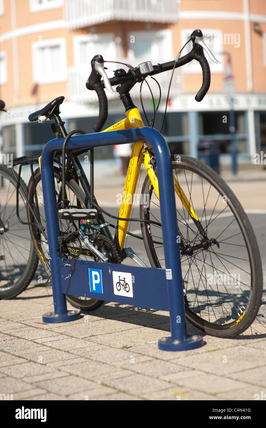 Fahrräder sicher befestigt an einem Zyklus stehen, UK Stockfoto