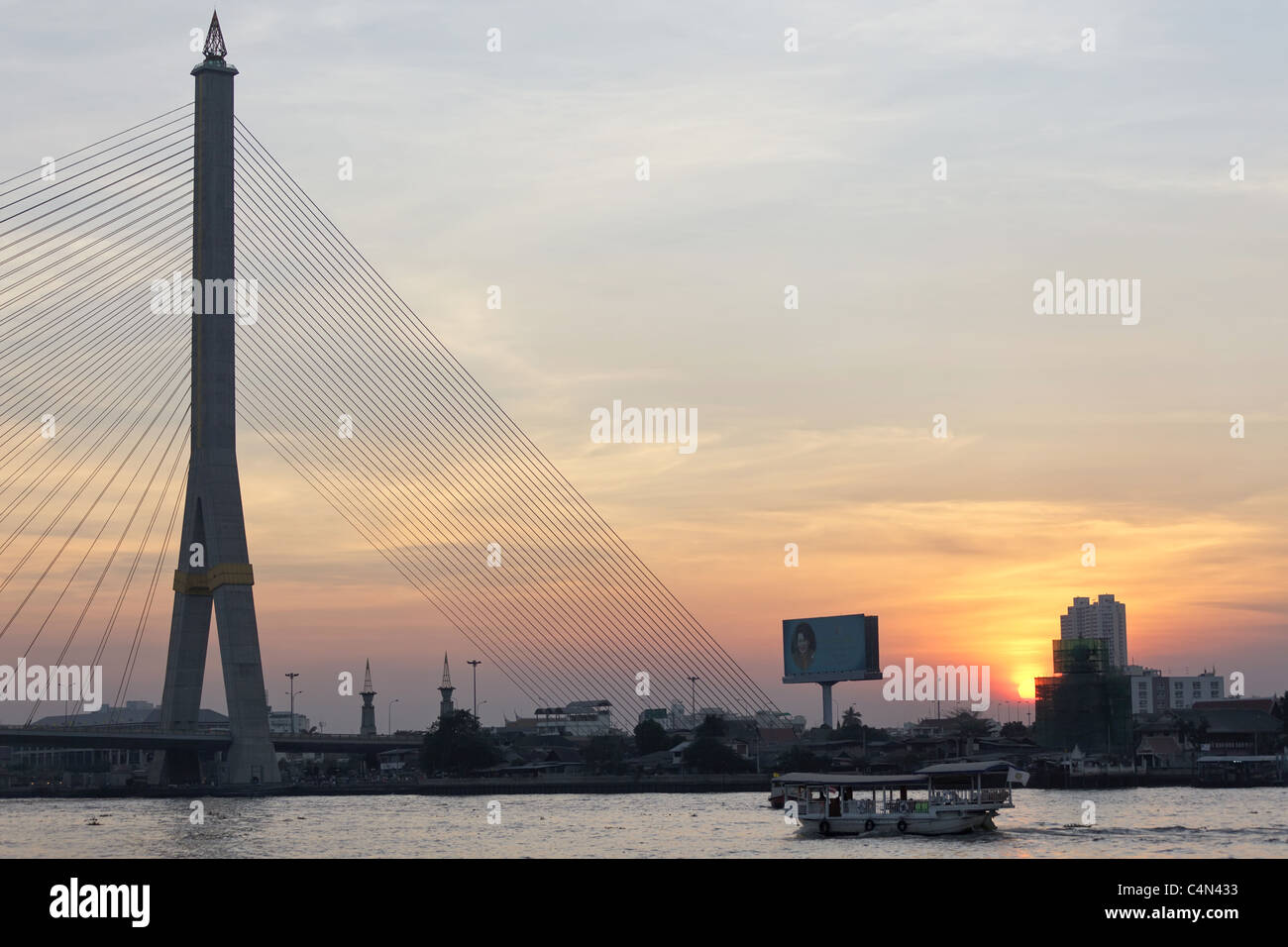 Bangkok, Thailand: Rama VIII Brücke bei Sonnenuntergang, Blick von Marktständen Bezirk Stockfoto