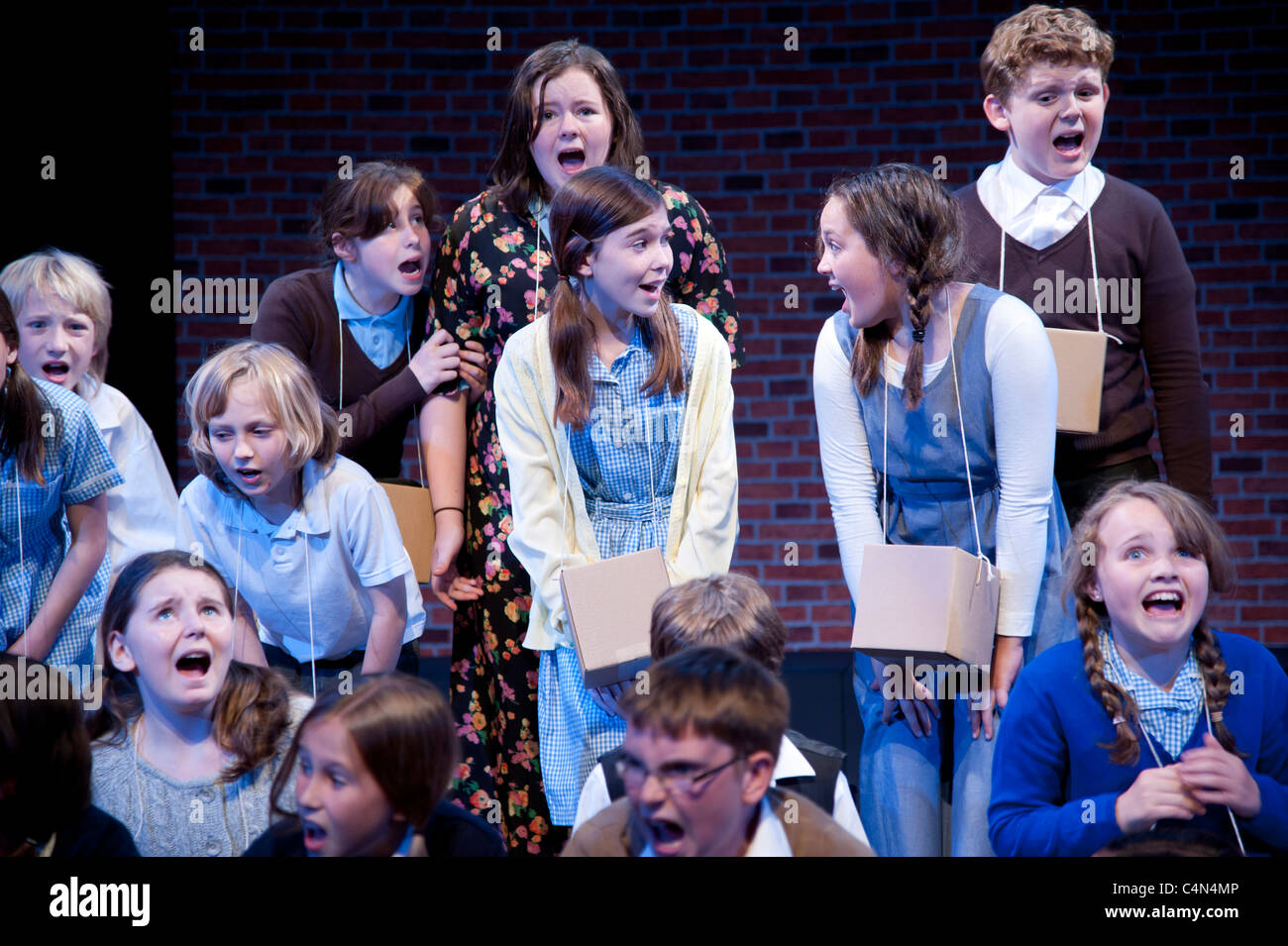 Eine Gruppe von jungen Kindern durchführen in Aberystwyth Arts Centre Schule Inszenierung von "werden wir uns wiedersehen", UK Stockfoto