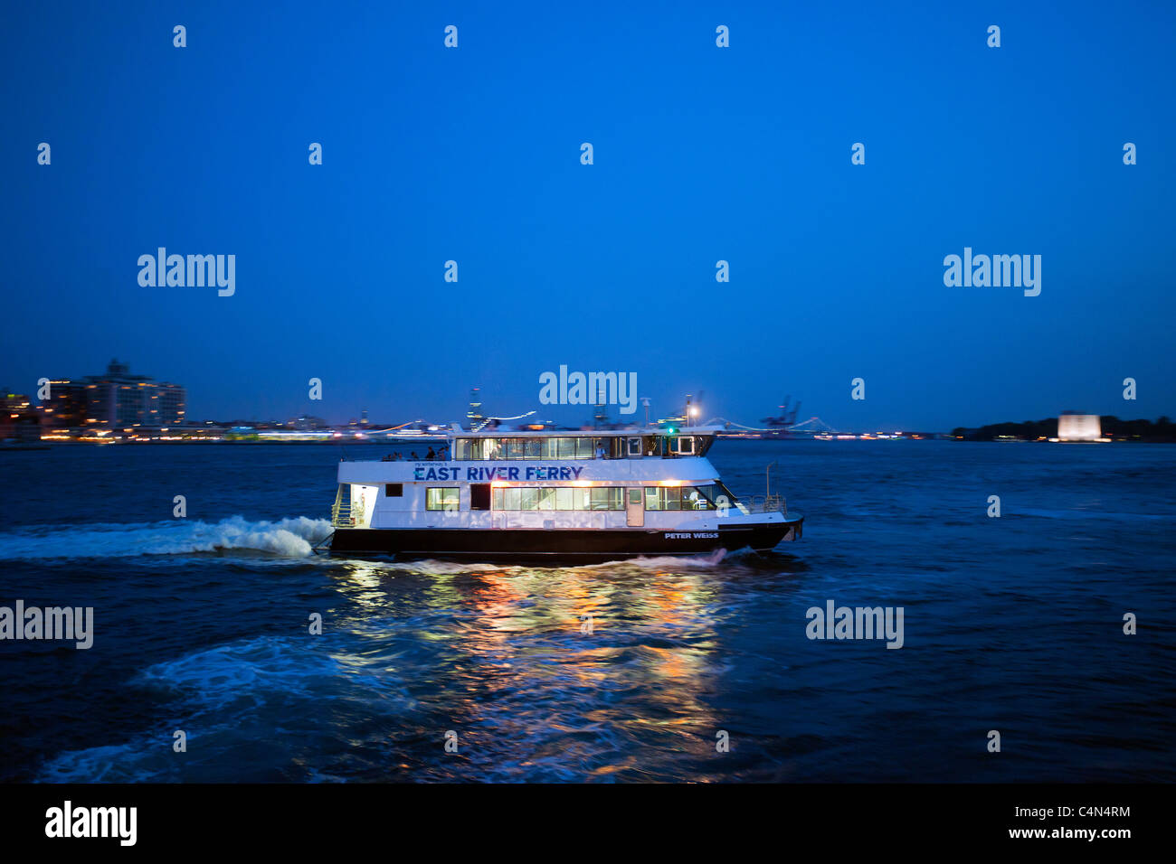 Eine East River Ferry betrieben von New York Waterway bereitet sich am Pier 11 an der Wall Street in New York zu fixieren Stockfoto