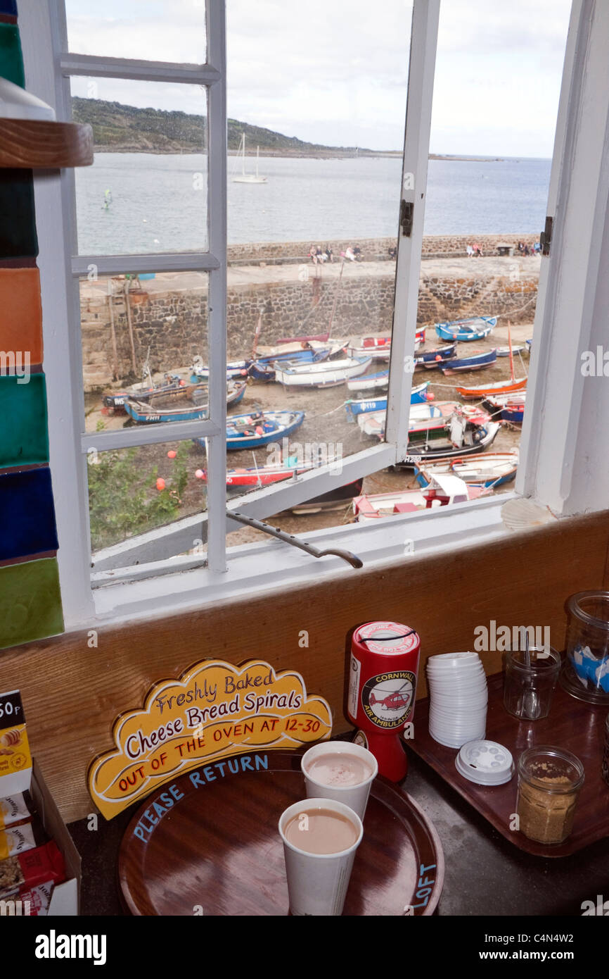 Cafe mit Blick auf Coverack Hafen auf der Lizard Halbinsel in Cornwall (Großbritannien) Stockfoto