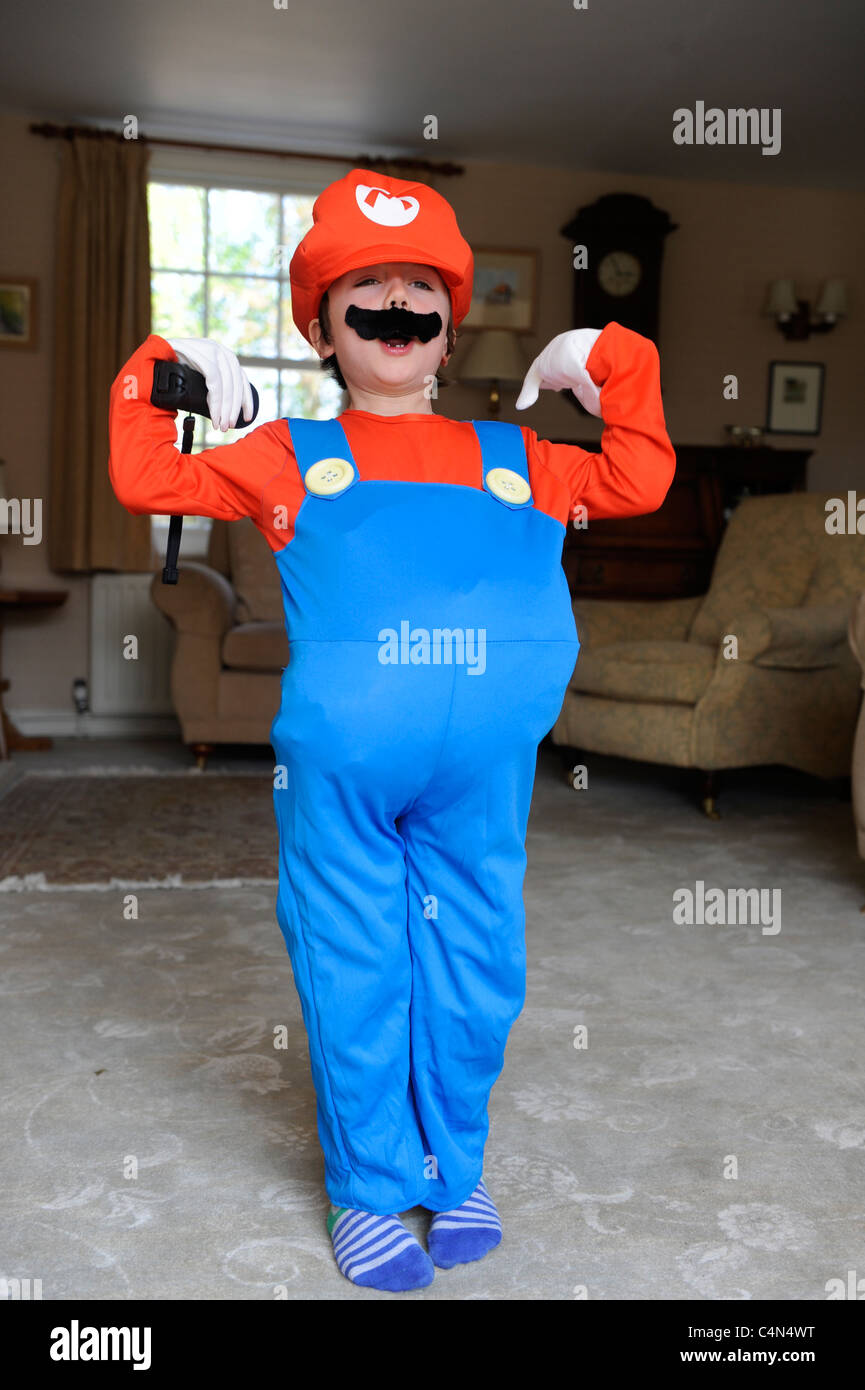 6 Jahre alten Jungen spielen Mario Bros auf eine Wii-Konsole in ein Mario  Kostüm gekleidet Stockfotografie - Alamy