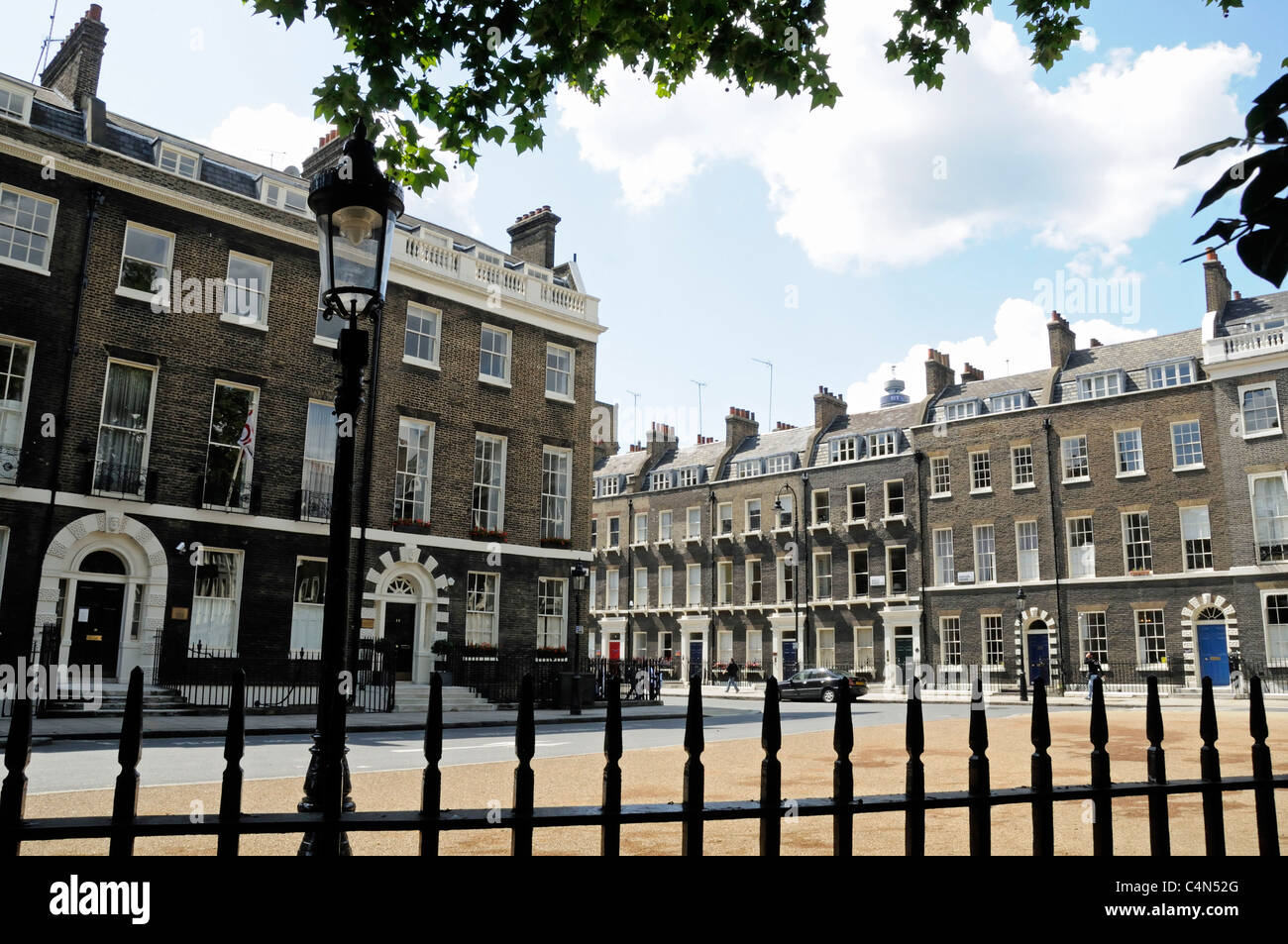 Bedford Square mit Geländer, reich verzierte Laterne und georgische Häuser Bloomsbury WC1 London England UK Stockfoto