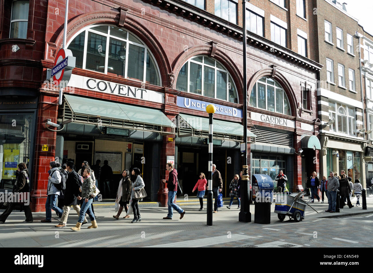 Passanten Covent Garden Station London England UK Stockfoto