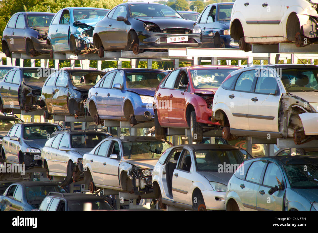 Autos in einem Schrottplatz gestapelt. Stockfoto