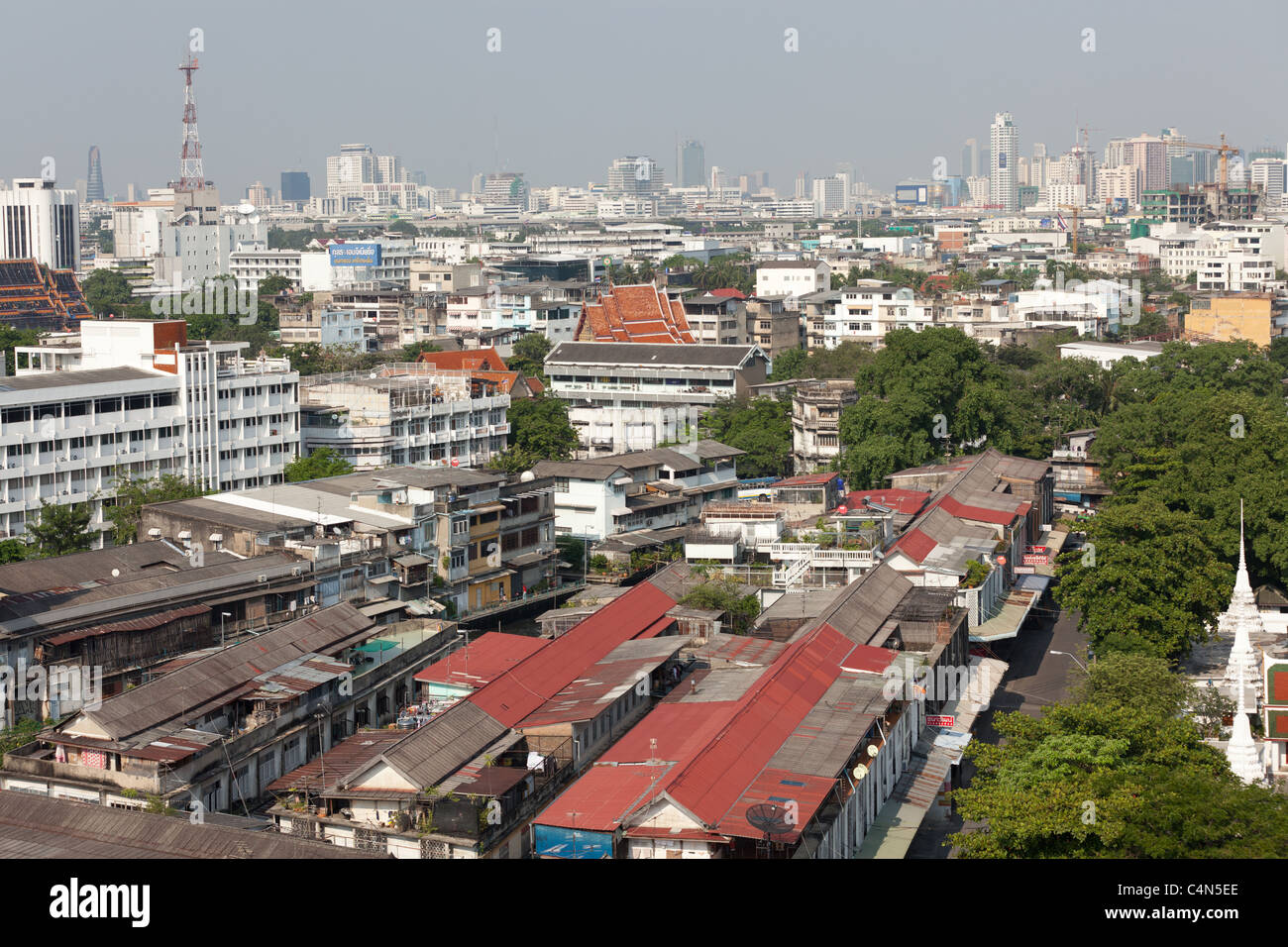 Bangkok, Thailand: Blick auf Bezirk Pom Prap Sattru Phai aus dem Krieg Saket Tempel auf dem goldenen Berg Stockfoto